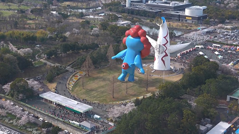 ミャクミャク様が太陽の塔に近づいて……？　大阪のシンボルが世代交代するCG動画が話題