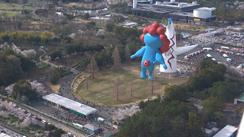 ミャクミャク様が太陽の塔に近づいて……？　大阪のシンボルが世代交代するCG動画が話題