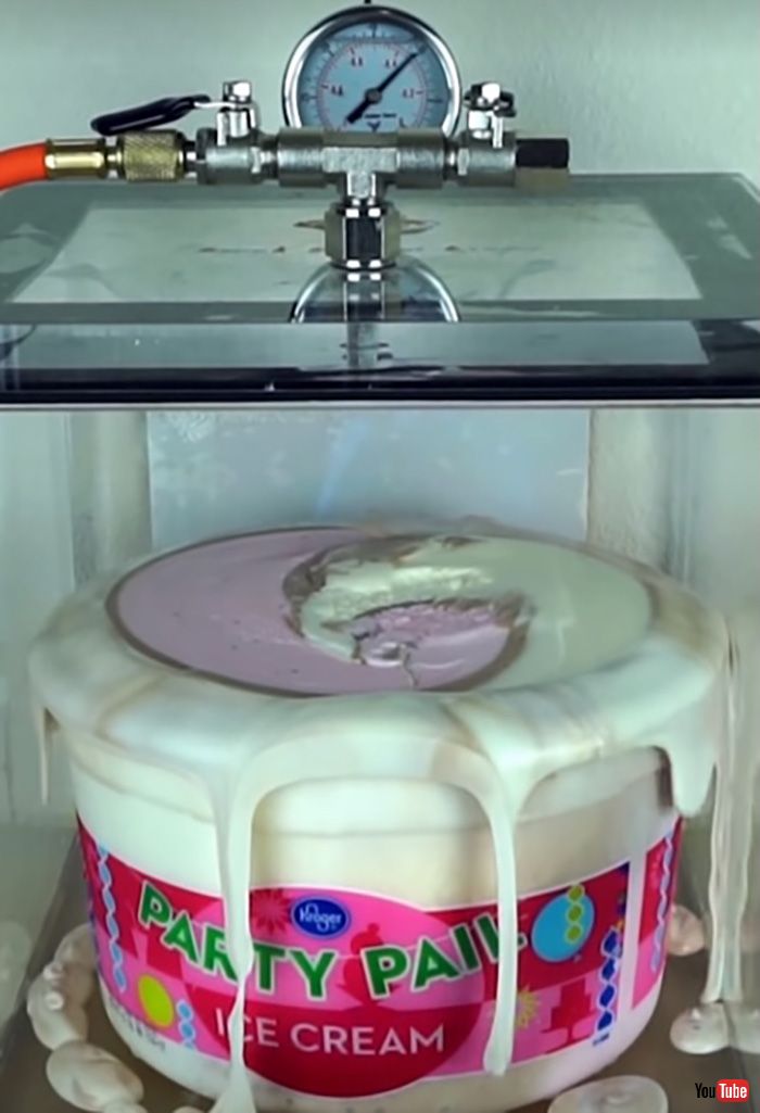 アイスクリームにはどのくらい空気が入ってるのか？　周りを真空にしてみた実験が衝撃的