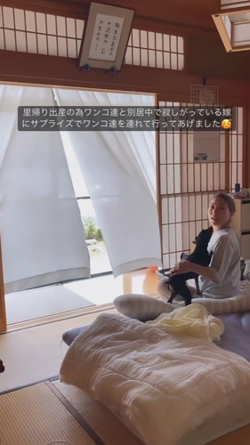 抱き合うママとミニチュアピンシャー