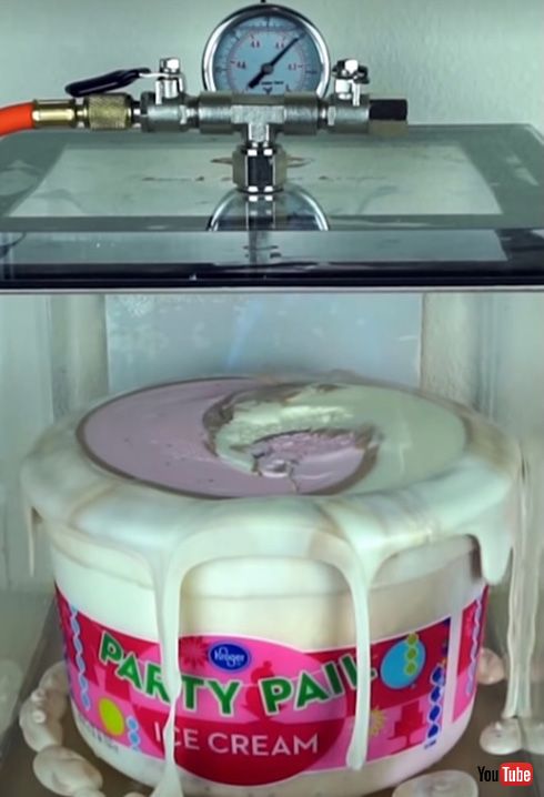 アイスクリームの周りの空気ぜんぶ抜く　真空の箱を使った実験動画が衝撃的