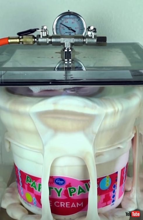 アイスクリームの周りの空気ぜんぶ抜く　真空の箱を使った実験動画が衝撃的