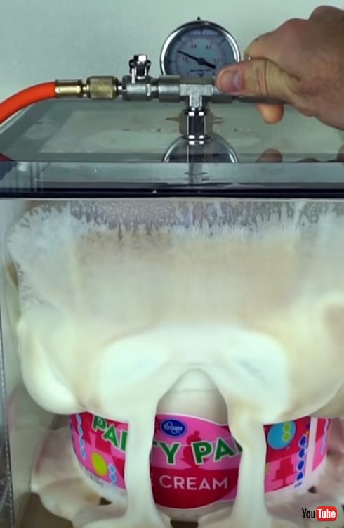 アイスクリームの周りの空気ぜんぶ抜く　真空の箱を使った実験動画が衝撃的