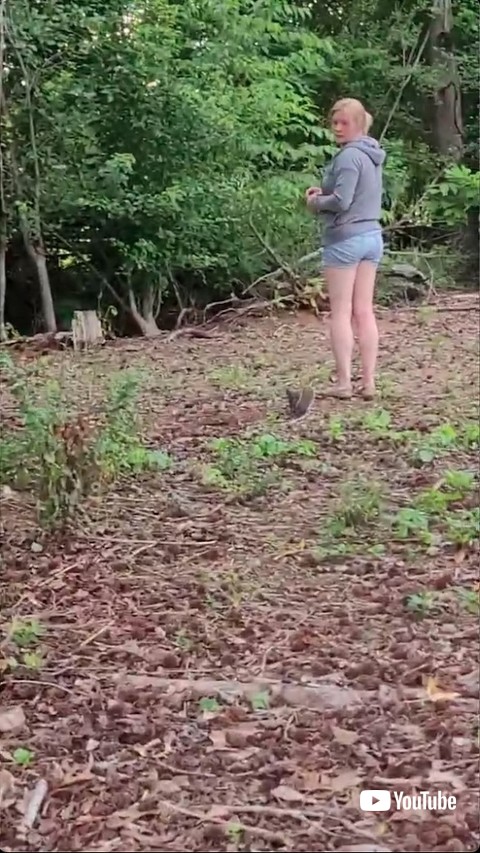 後をついてくるリス