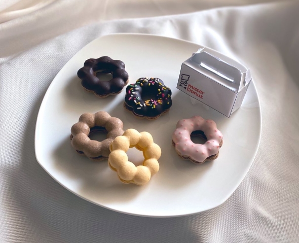 ドーナツも箱も本物そっくりの画像