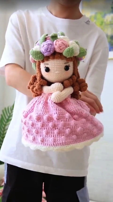 ブーケがかわいい人形に変身！ あみぐるみで作ったフラワー