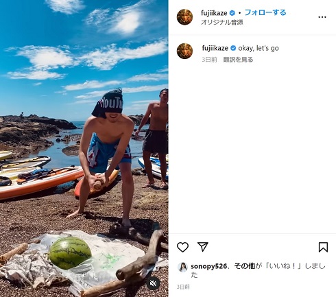 スイカ割りをする藤井風