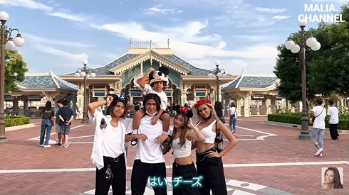 ディズニーランドで家族ショットを撮るMALIA.