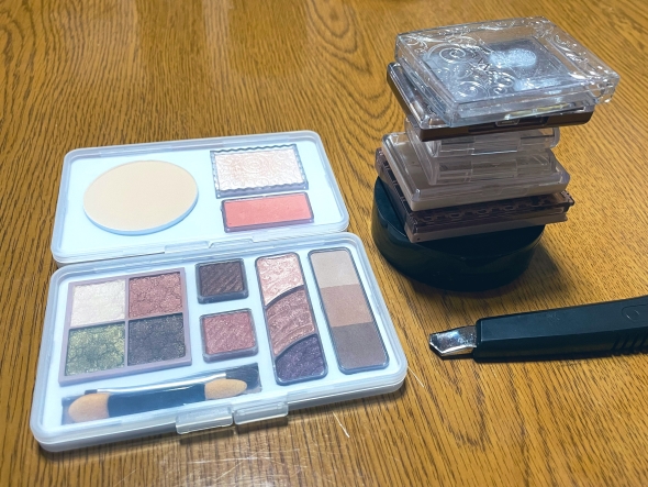 セリアのアクスタケースで作ったオリジナルメイクパレットの画像