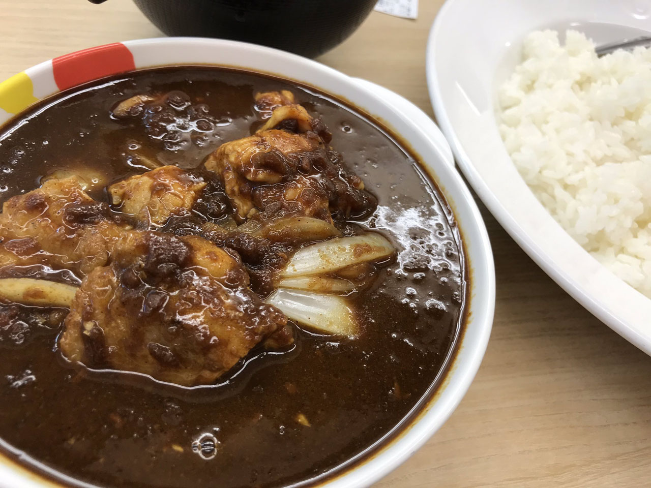 松屋のみそ汁、一部地域で有料化！　衝撃のニュースであらためて思う、「カレーとみそ汁」の松屋らしさ