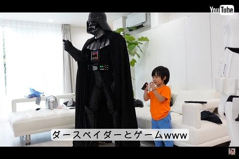 アレクサンダー長男の誕生日会でダース・ベイダーとゲーム