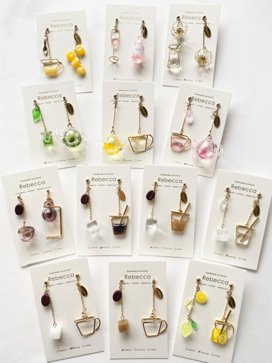 液体がゆらゆら揺れる飲み物をモチーフにしたアクセサリーがかわいい