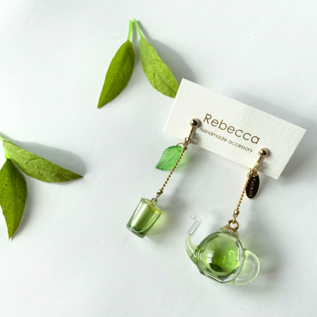 液体がゆらゆら揺れる飲み物をモチーフにしたアクセサリーがかわいい