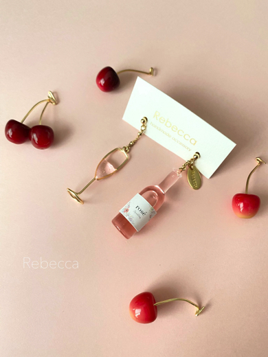 液体がゆらゆら揺れる飲み物をモチーフにしたアクセサリーがかわいい