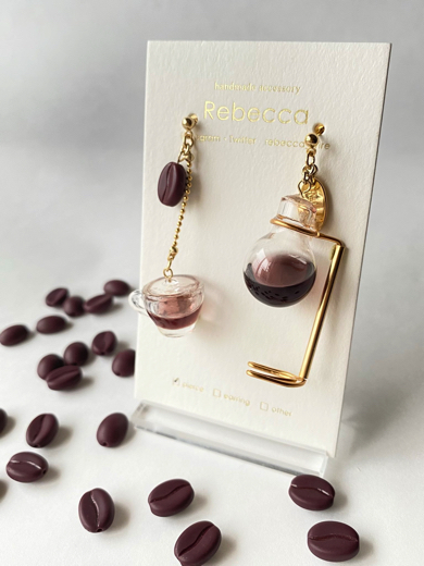 液体がゆらゆら揺れる飲み物をモチーフにしたアクセサリーがかわいい