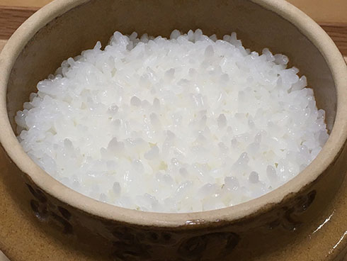 峠の釜めしの容器で炊いたご飯・アップ