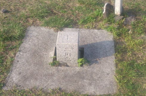 三角点におさい銭