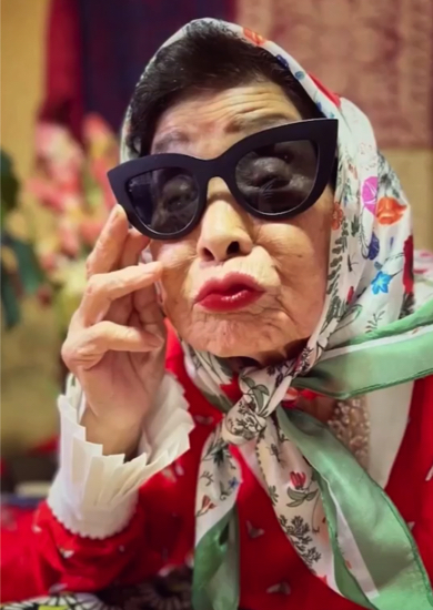 ひ孫がひいおばあちゃんをGUCCI風ファッションに変身させた動画がすてき