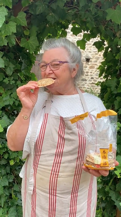 南部せんべいがフランス育ちのママに大ウケ　美味しさに感動した元女優の全力宣伝がすてき