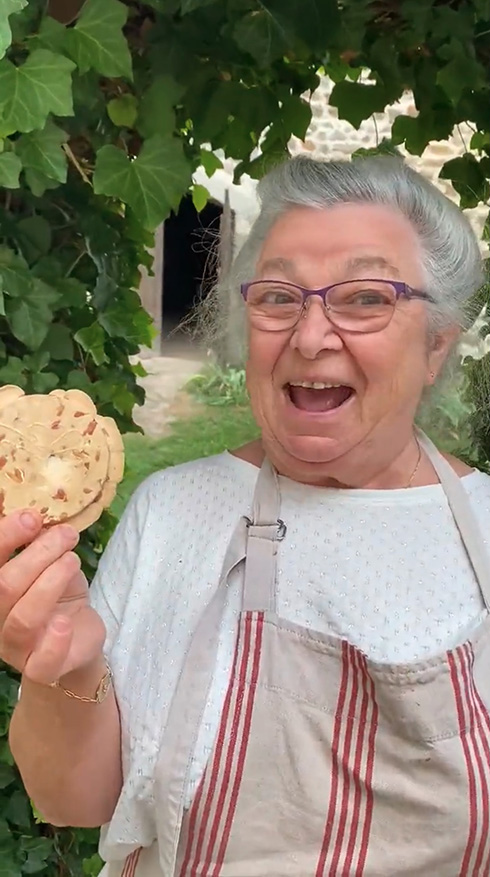 南部せんべいがフランス育ちのママに大ウケ　美味しさに感動した元女優の全力宣伝がすてき