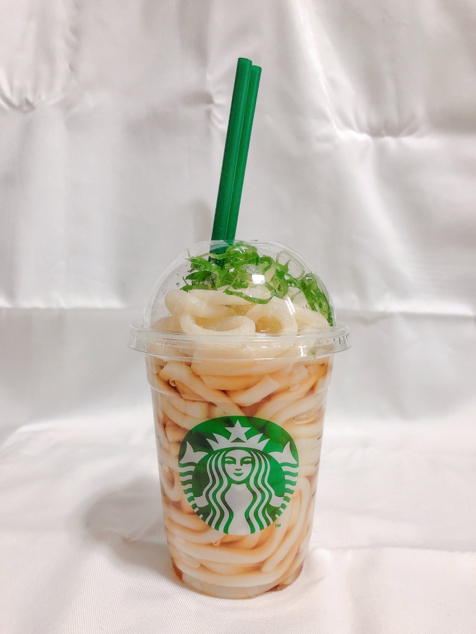 うどん愛がすごい……！　“香川県民が想像してた地元フラペチーノ”が「脳がバグった」「コンビニで売っててほしい」と話題