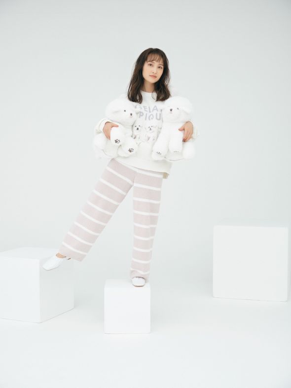  ビションフリーゼティッシュケース。両手に抱えています