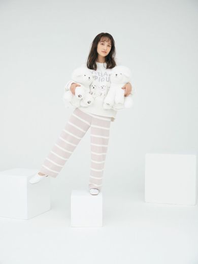 ビションフリーゼティッシュケース。両手に抱えています