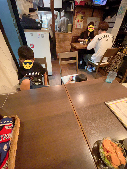 子どもたちがいきなり相席でゲームを始める近所のインドカレー屋　ゆるくて自由な雰囲気がすてきでほっこり