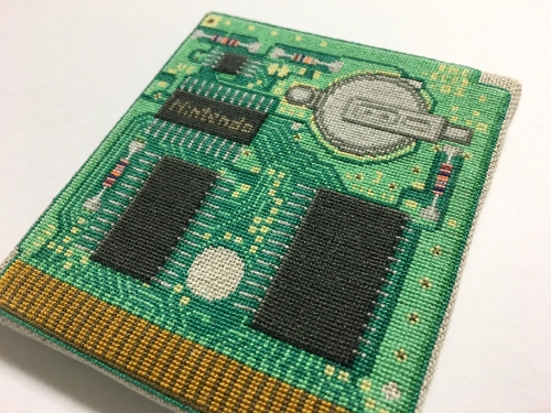 “基板”を刺繍で表現