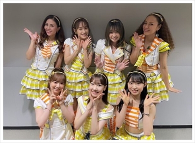 AKB48の衣装を着たMAXと高橋愛