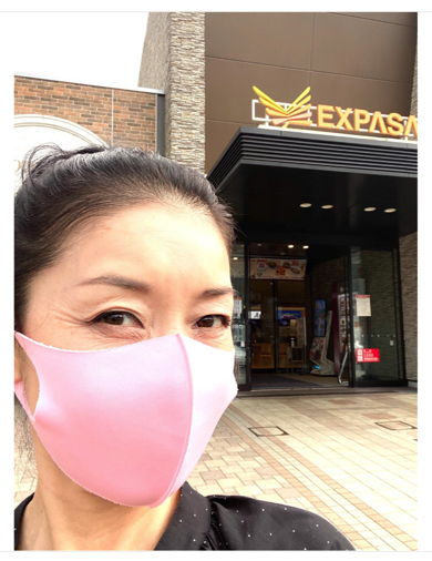 演歌歌手の藤あや子、母の命日でお墓参りへ