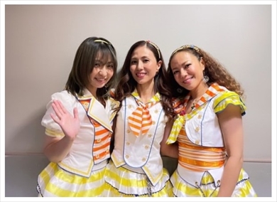 AKB48の衣装を着たMAX