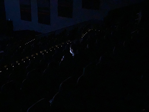 映画館がスマホの明かりは目立つと実験画像を公開　上映中のデバイス操作は遠慮してほしいと呼びかけ