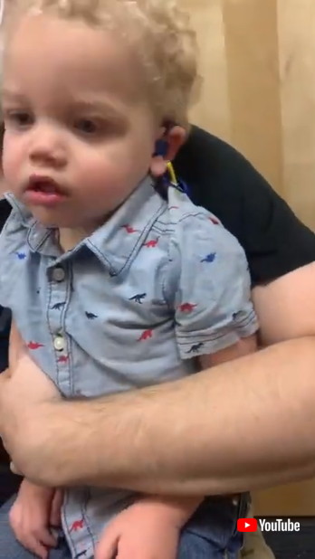 補聴器をつける男の子