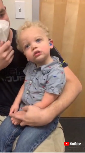 不思議そうな男の子