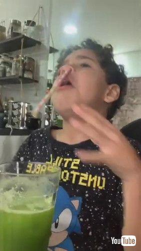 青汁を飲む男の子