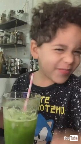 青汁を飲む男の子