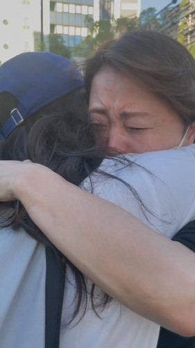 号泣するお母さん