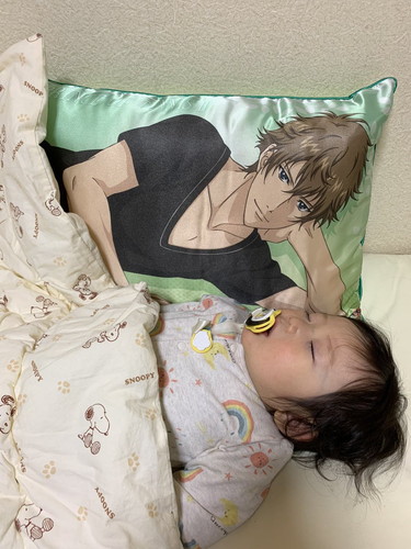 推しと添い寝する赤ちゃん