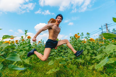 ひまわり畑のマッチョ