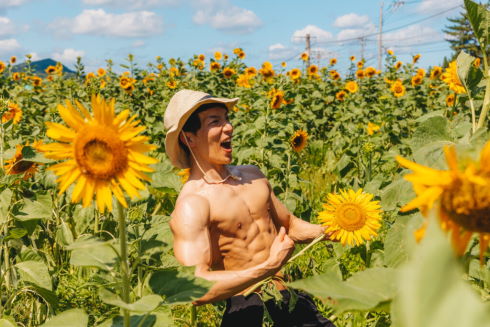 ひまわり畑のマッチョ