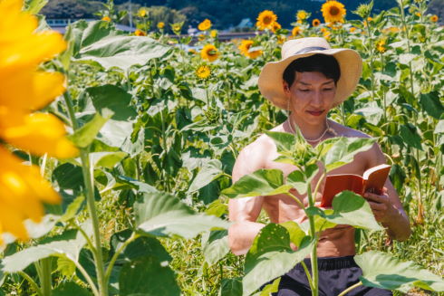 ひまわり畑のマッチョ