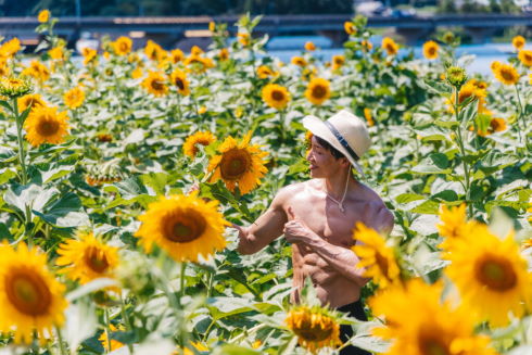 ひまわり畑のマッチョ