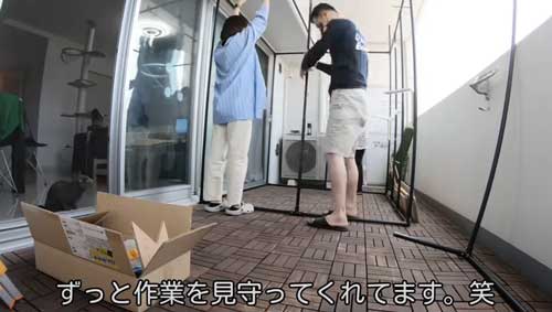 猫用のケージを設置中