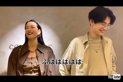 笑う冨永愛と息子・章胤