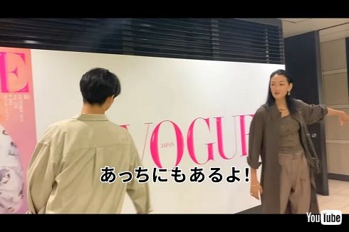 表参道駅を訪れた冨永愛と息子・章胤