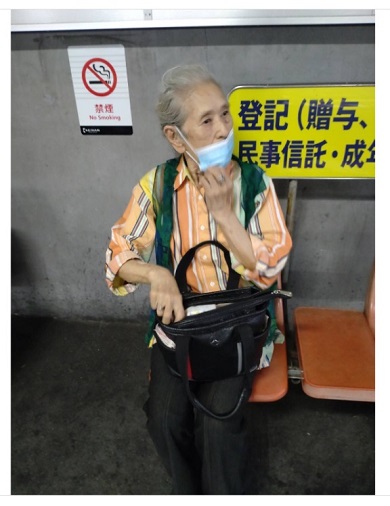 帰宅途中の川崎麻世の母親