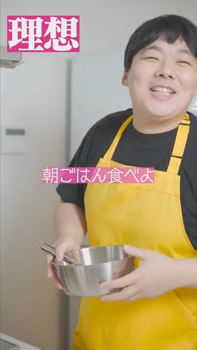 朝ごはんを準備する夫