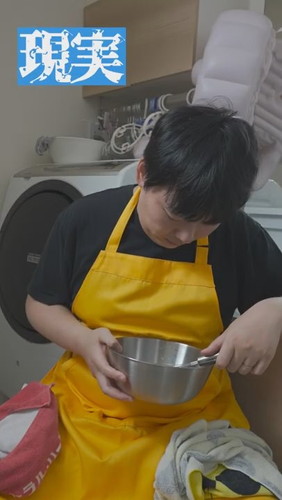 薄暗い部屋の中の夫 