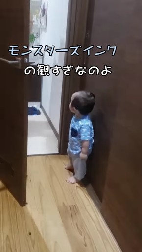 ドアの前で佇む赤ちゃん